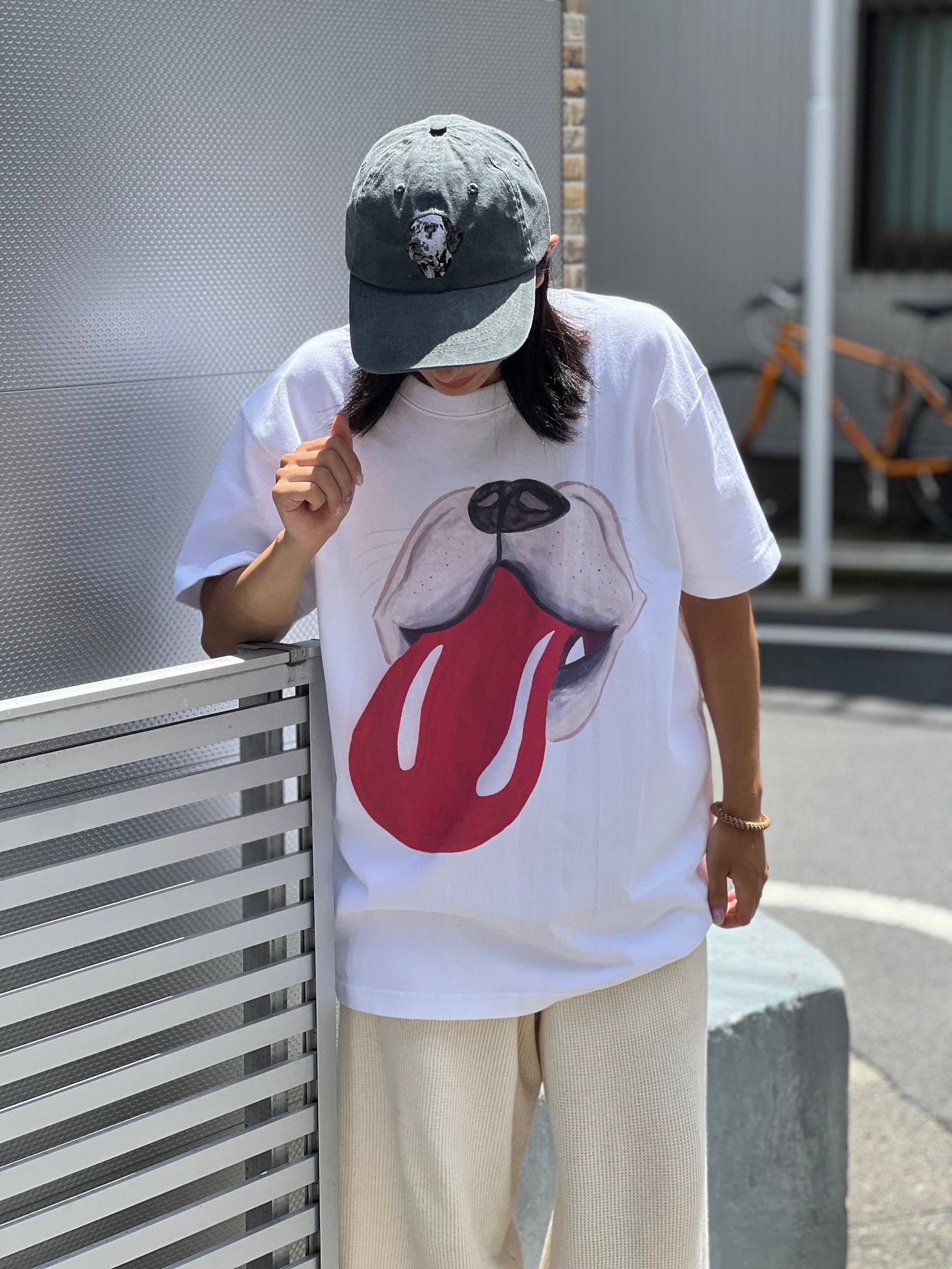 gray 2nd Anniversary Item Dog tongue print tee