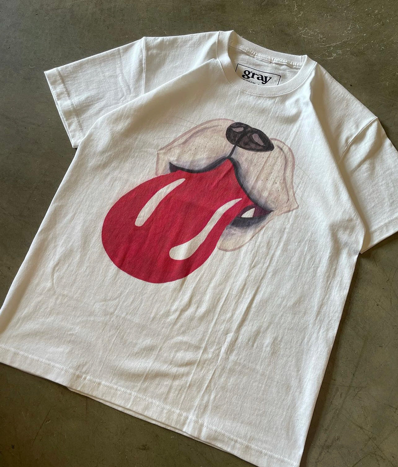 gray 2nd Anniversary Item Dog tongue print tee