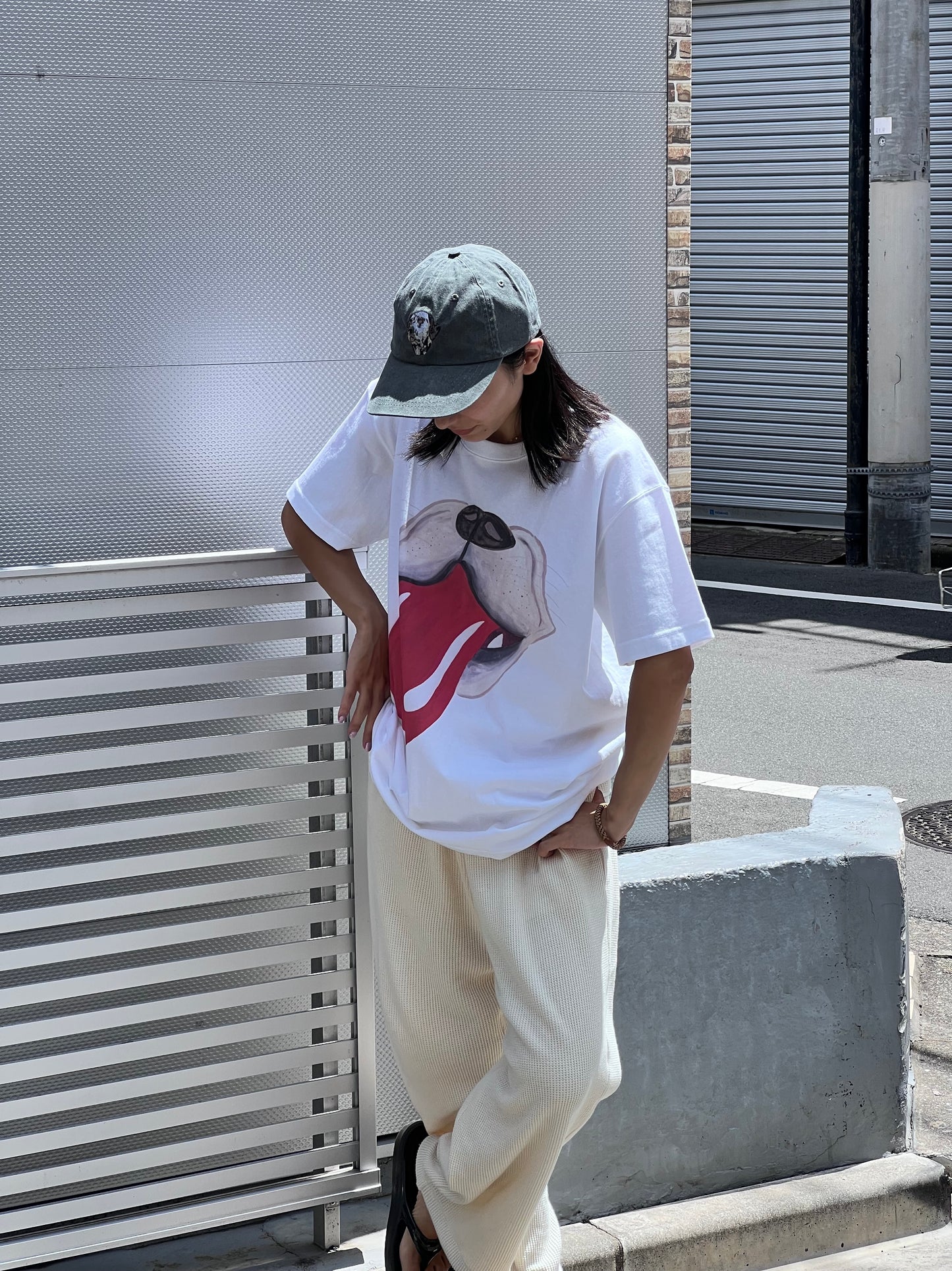 gray 2nd Anniversary Item Dog tongue print tee